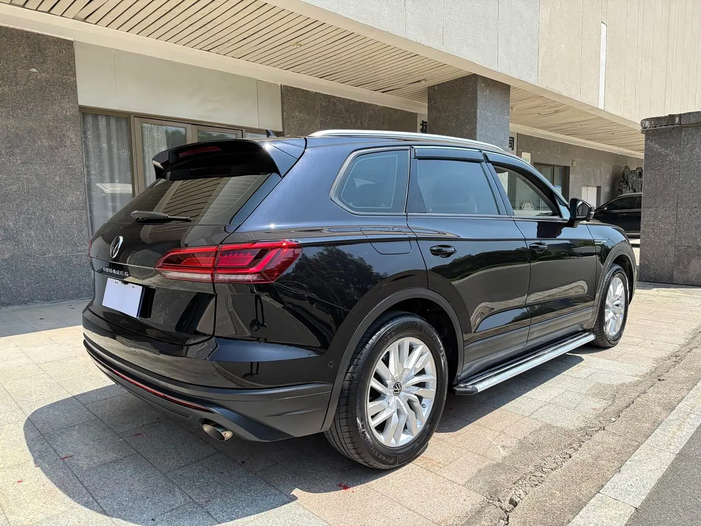 Volkswagen Touareg 2021 — ფოტო 8/19