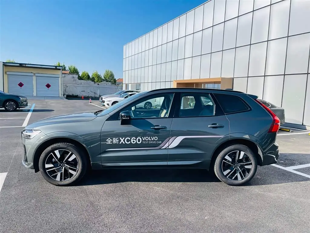 Volvo XC60 2025 — Фото 3/19