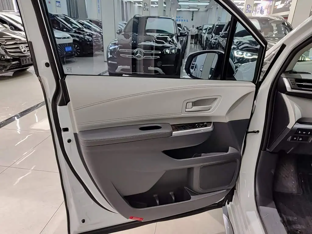 Toyota Granvia 2024 — Photo 6/11