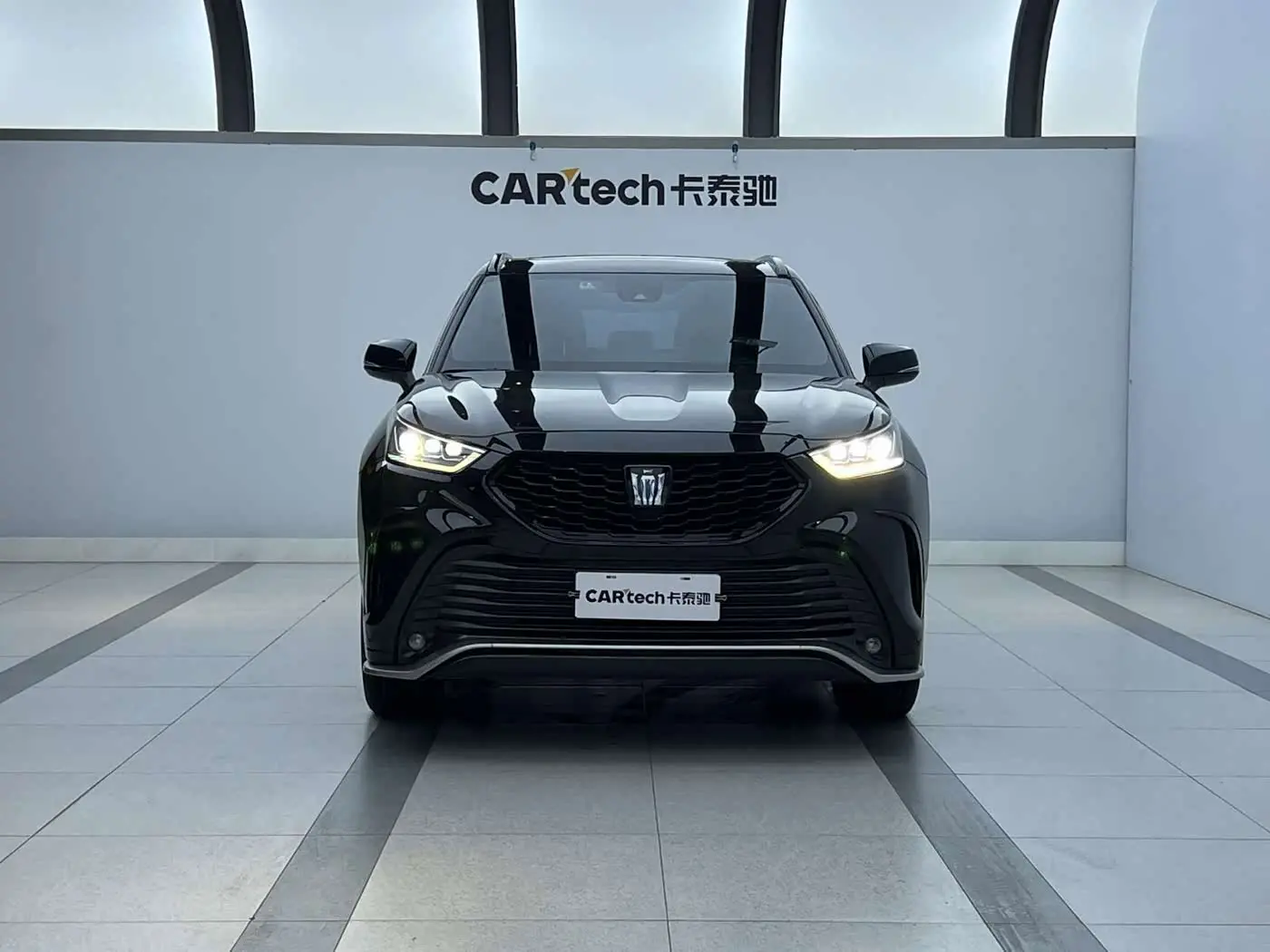 Toyota Crown Kluger 2022 — Photo 2/9