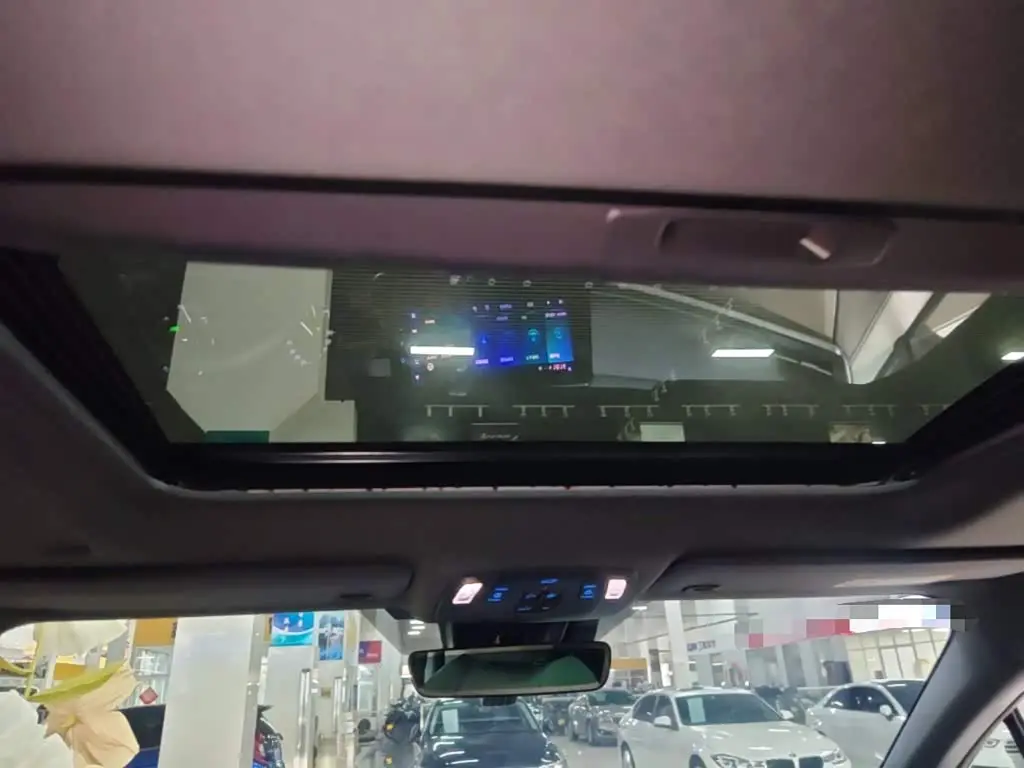 Toyota Granvia 2023 — Photo 8/20