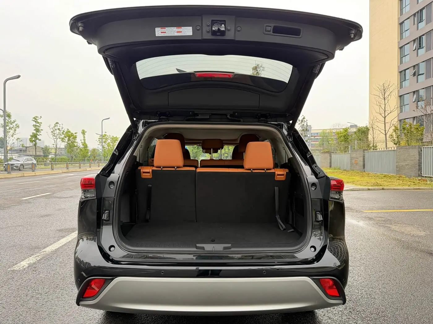 Toyota Highlander 2023 — Фото 13/18