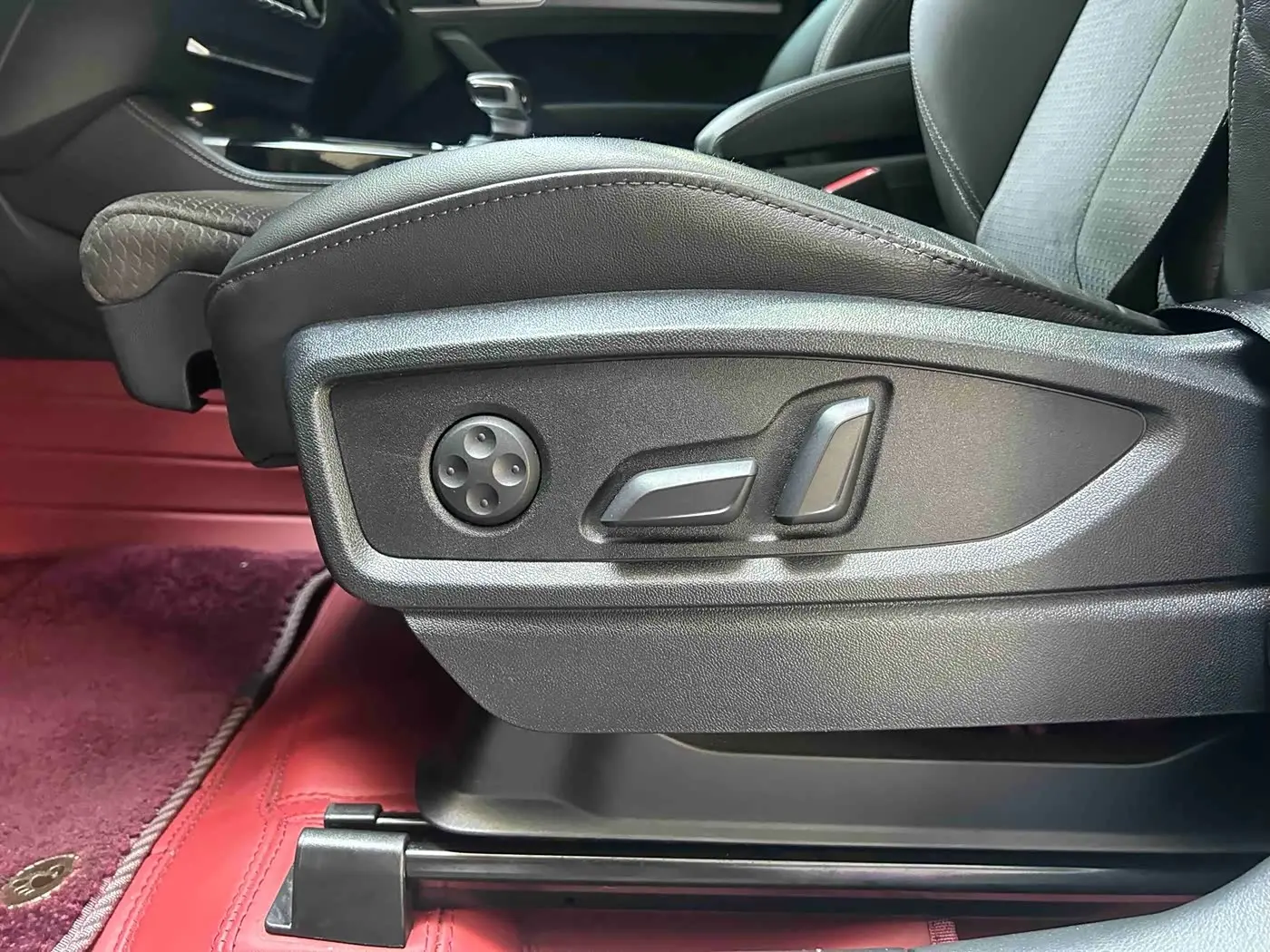 Audi Q5L Sportback 2023 — Фото 12/20