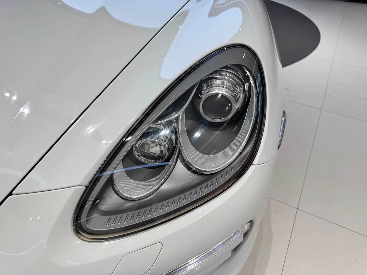 Porsche Cayenne 2012 — Photo 11/20