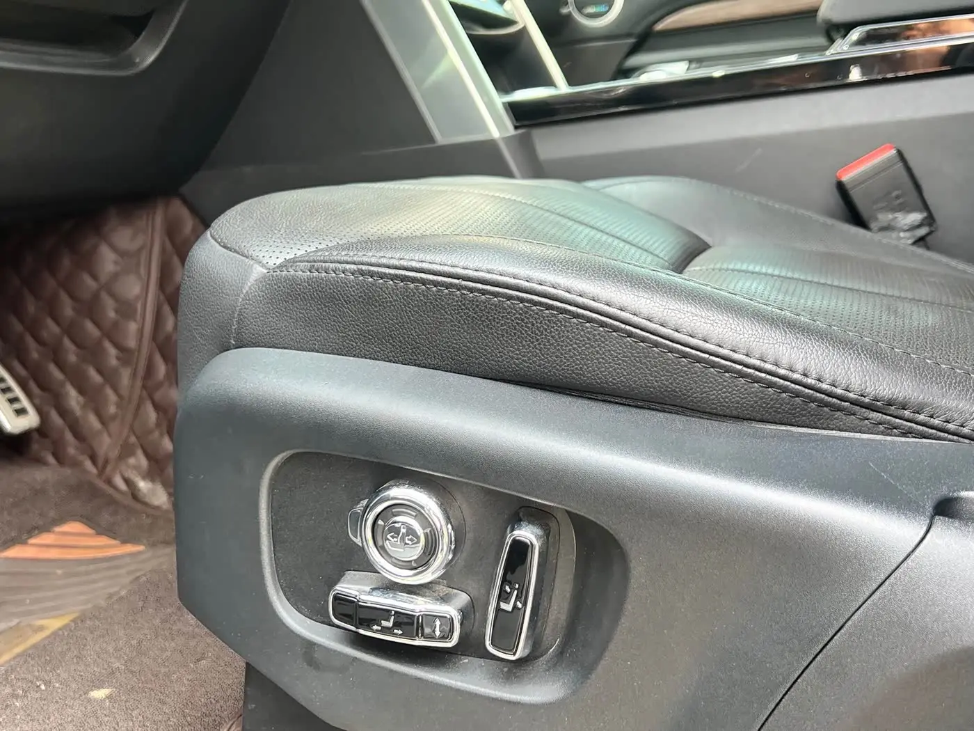 Land Rover Discovery 2019 — Photo 14/17