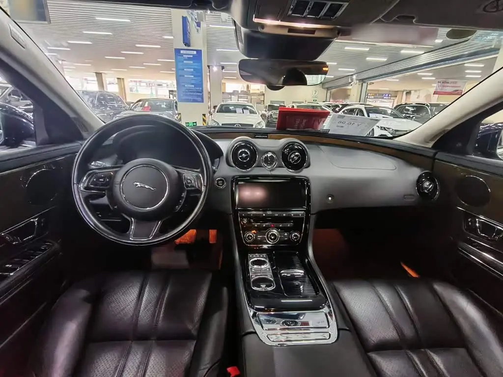 Jaguar XJ 2018 — Фото 9/14
