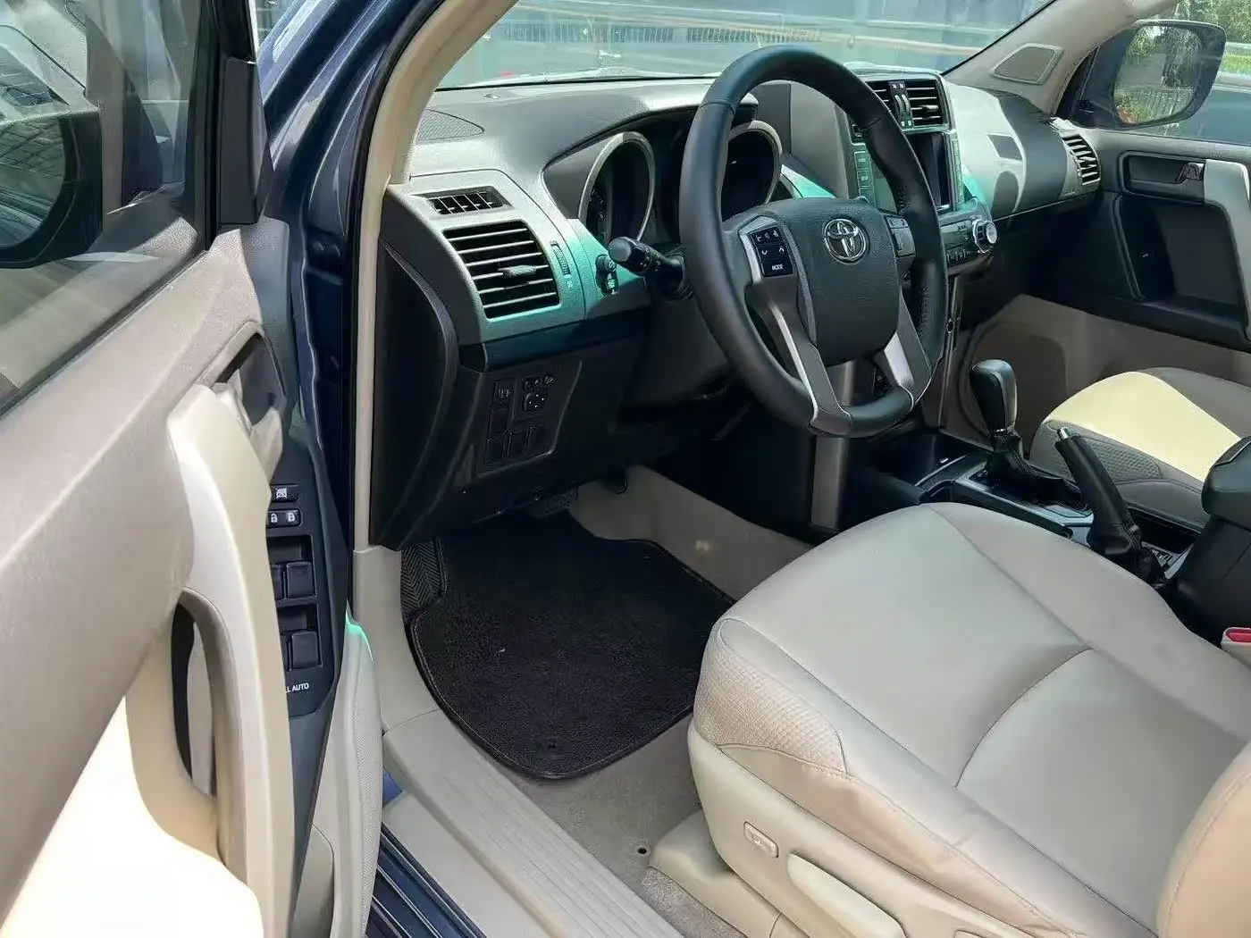 Toyota Prado 2010 — Photo 7/9