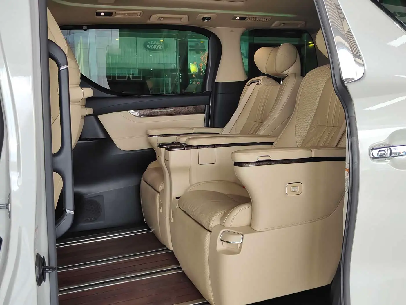 Toyota Vellfire 2021 — Photo 8/15