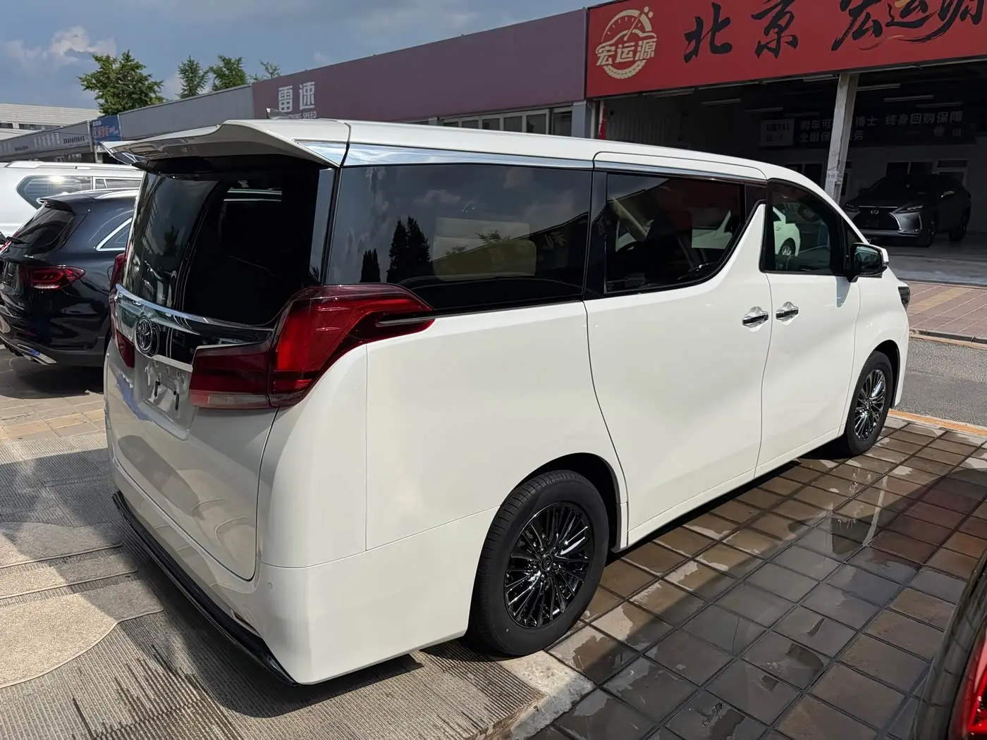 Toyota Alphard 2021 — Photo 3/17