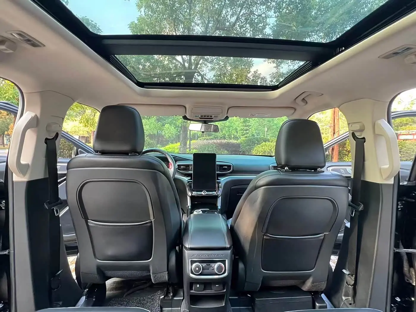 Ford Explorer 2021 — Photo 11/19