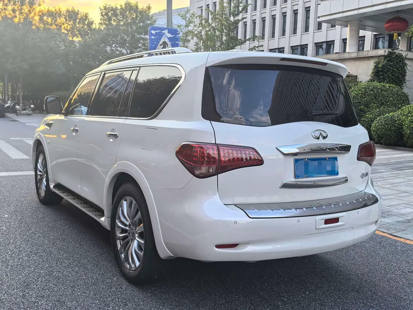 Infiniti QX80 2016 — ფოტო 2/20