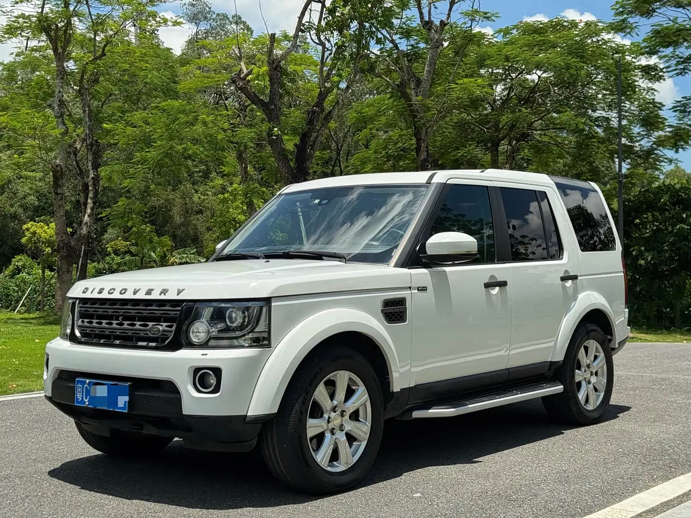 Land Rover Discovery 2014 — Photo 1/9