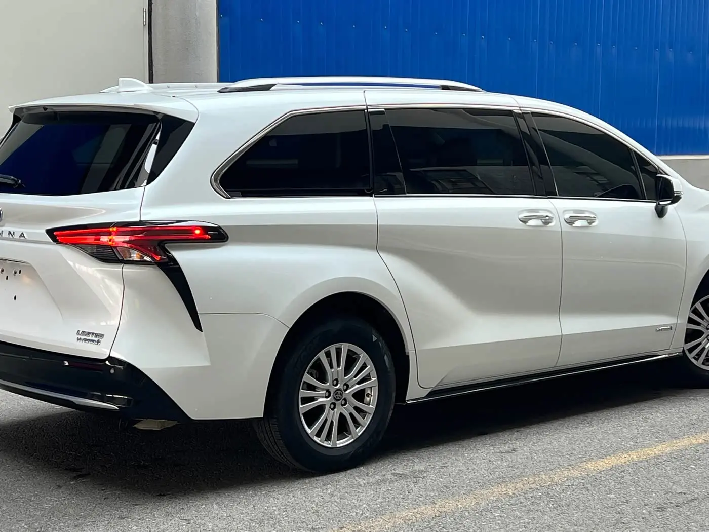 Toyota Sienna 2022 — Фото 5/12