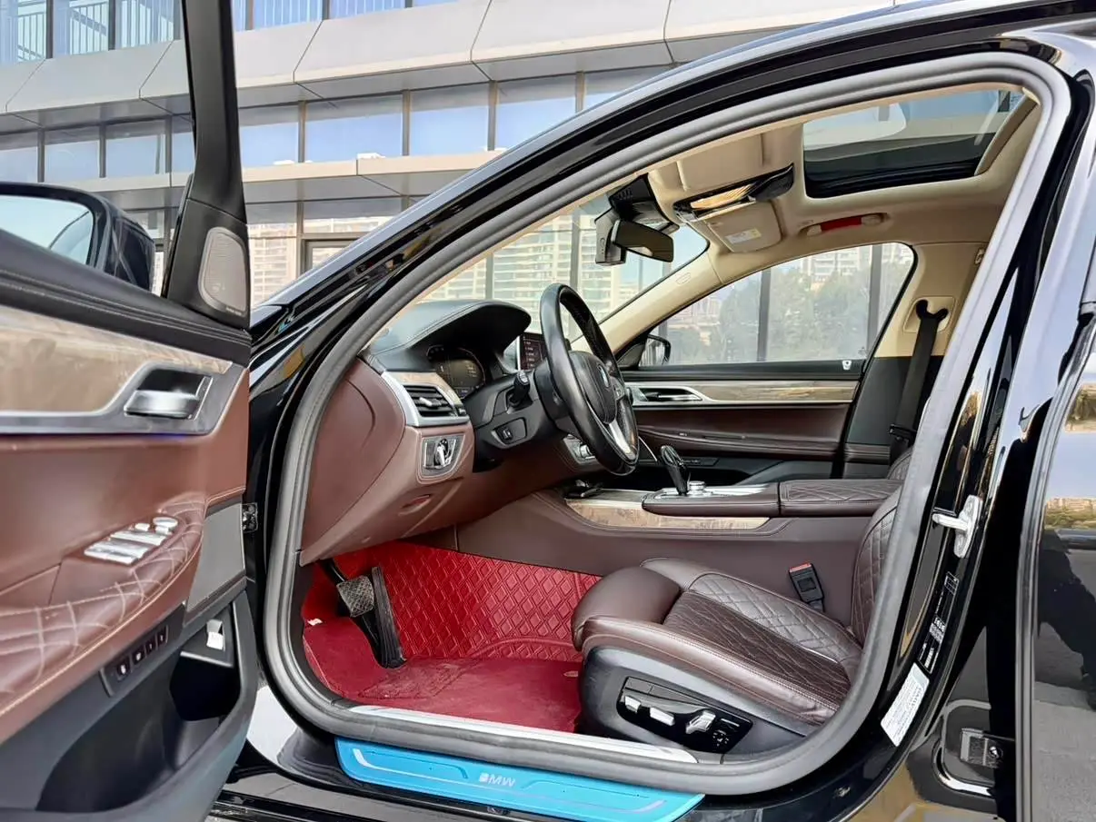BMW 7 Series 2019 — Photo 8/13