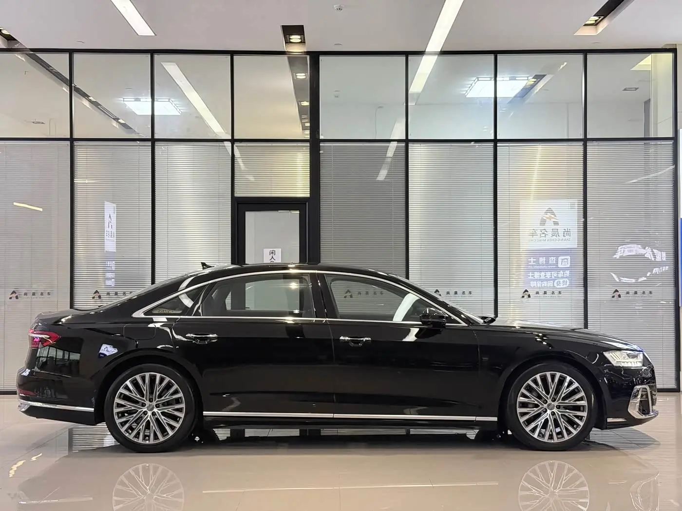 Audi A8 2018 — Photo 17/18