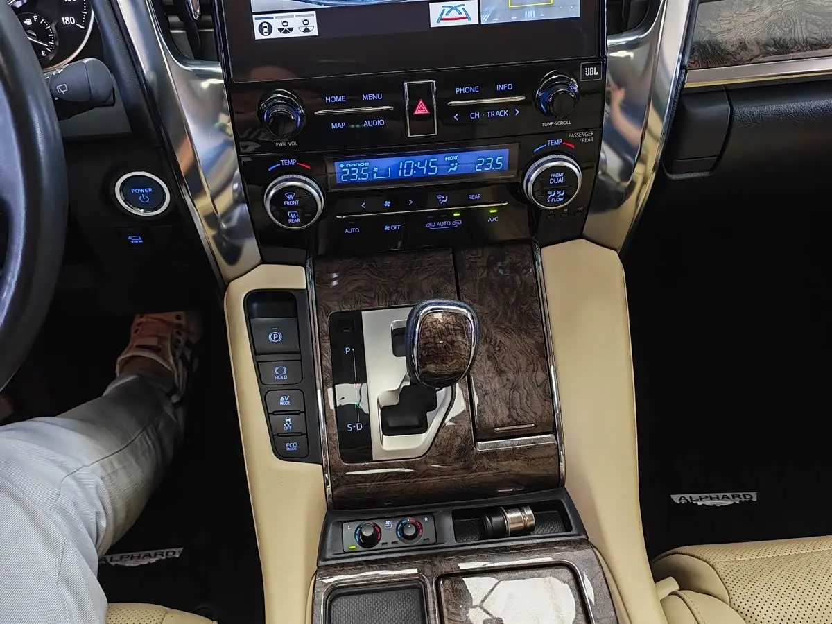Toyota Alphard 2023 — Photo 10/20