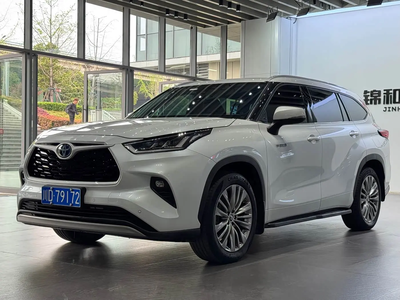 Toyota Highlander 2023 — Фото 1/14