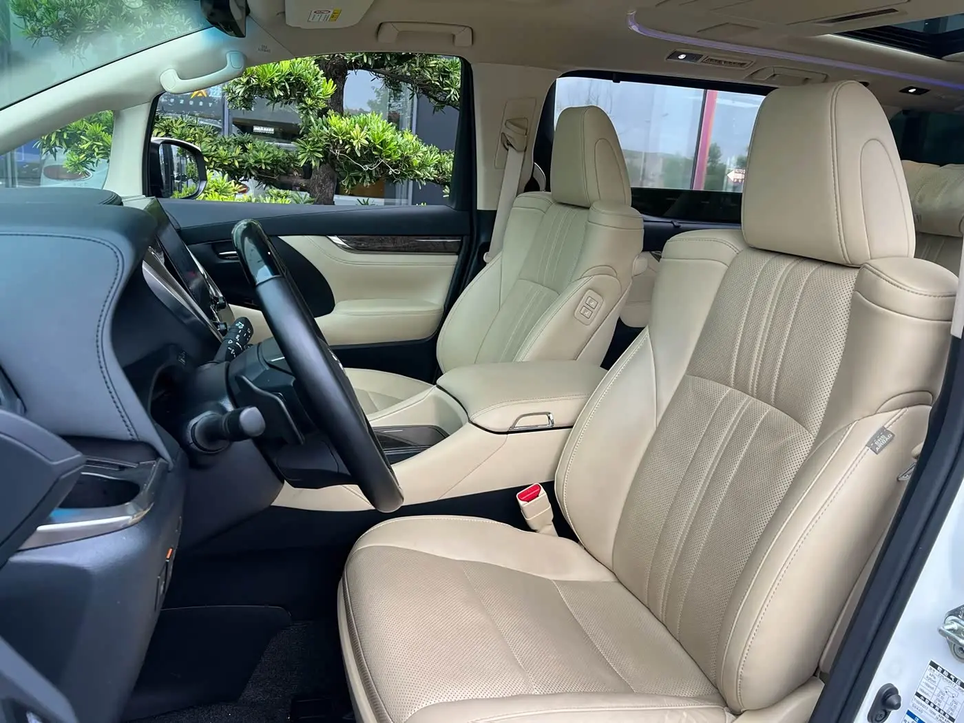 Toyota Vellfire 2023 — Photo 7/9