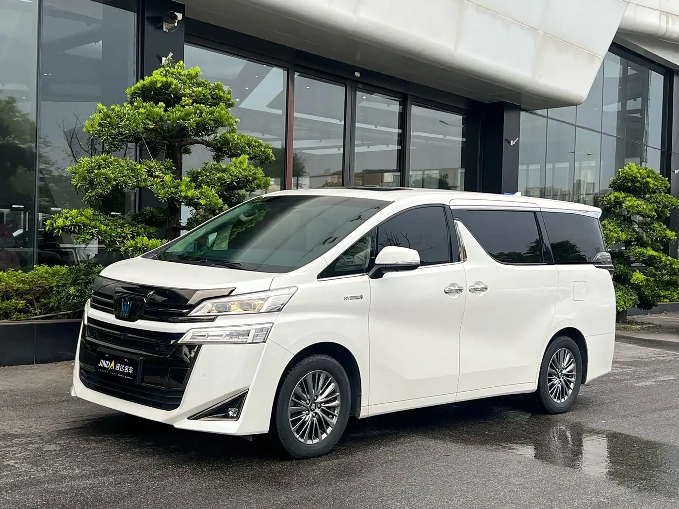 Toyota Vellfire 2023 — Photo 1/9