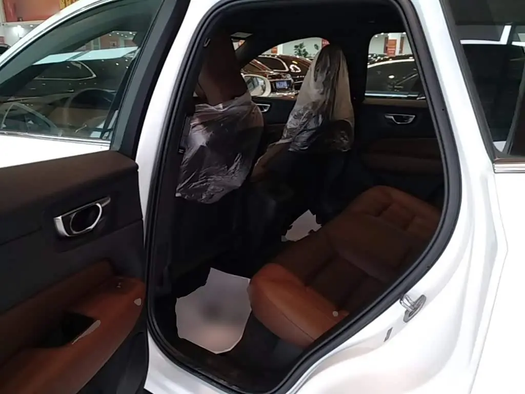 Volvo XC60 2026 — ფოტო 17/20
