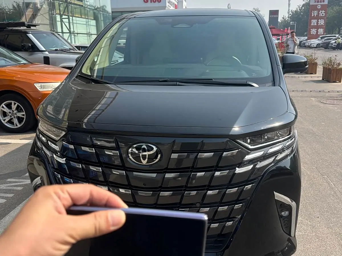 Toyota Alphard 2024 — Фото 1/4