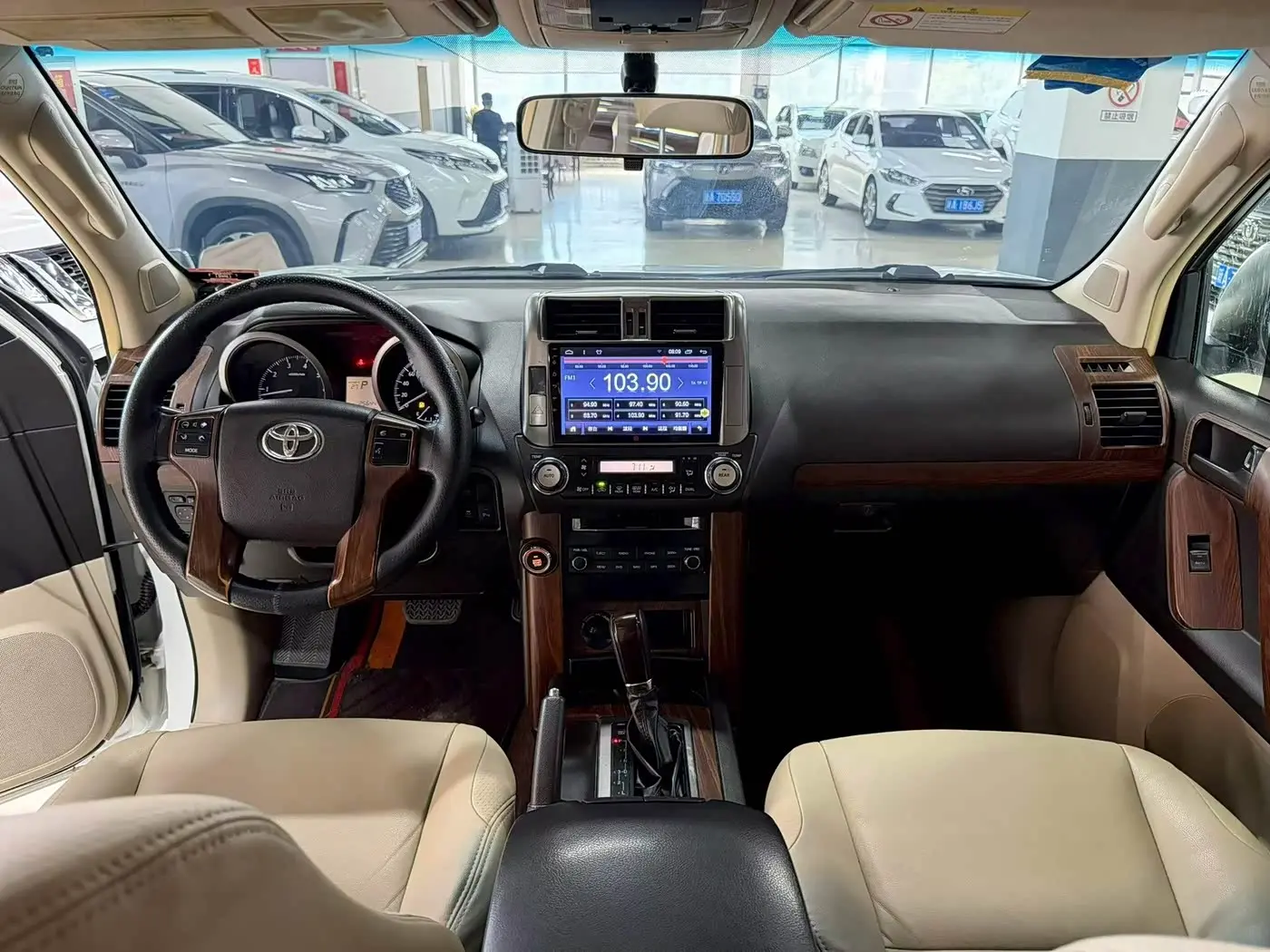 Toyota Prado 2012 — Photo 5/9
