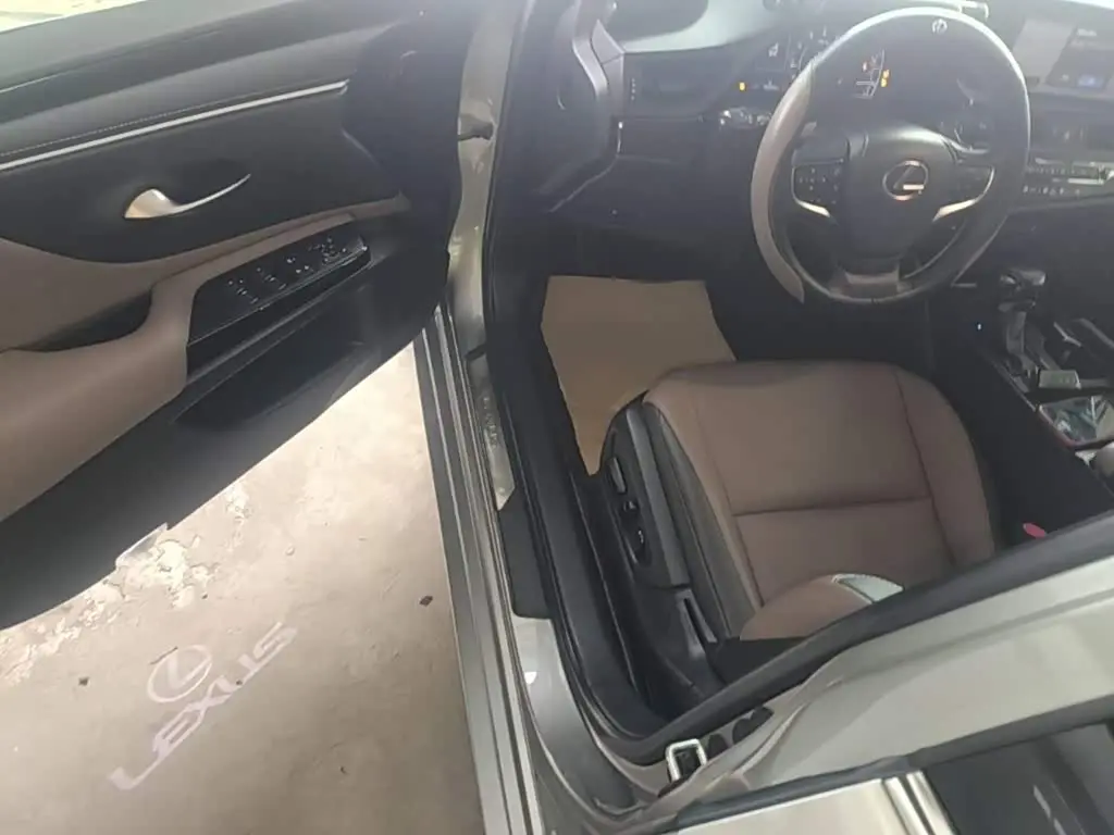 Lexus ES 2022 — Photo 12/20
