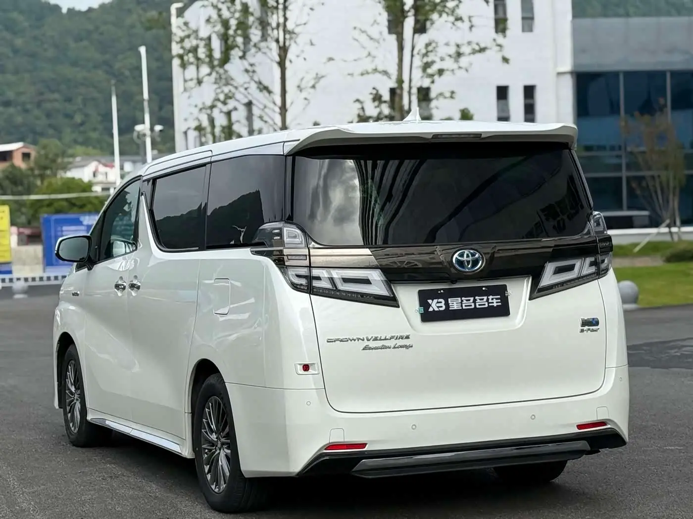 Toyota Vellfire 2023 — Photo 16/16