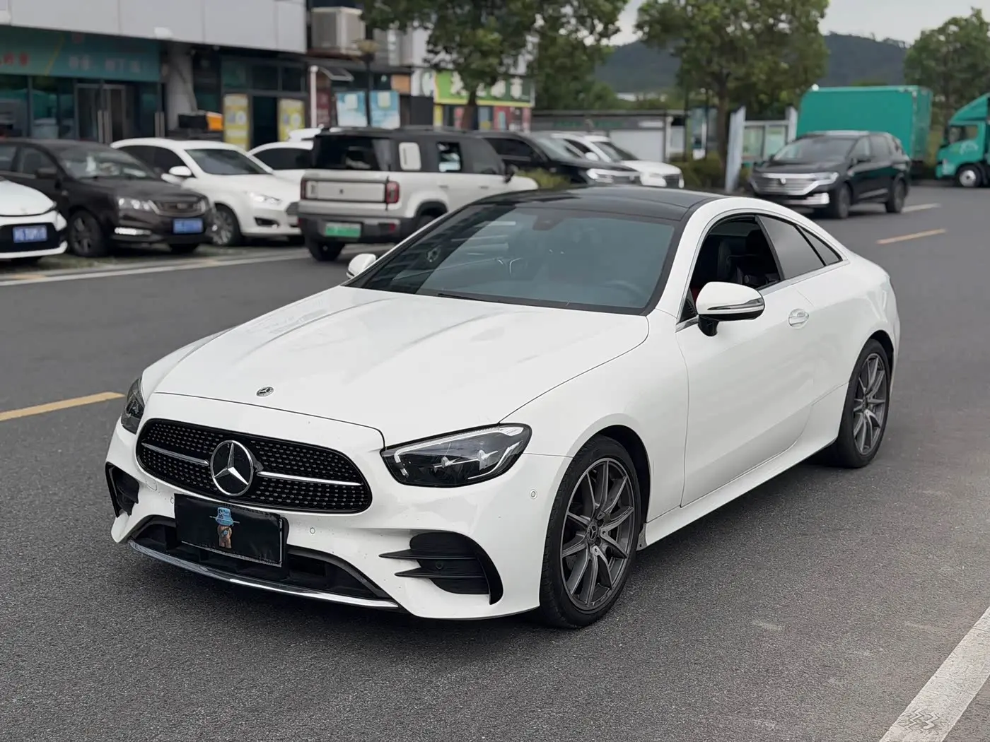 Mercedes-Benz E-Class 2022 — Photo 1/11