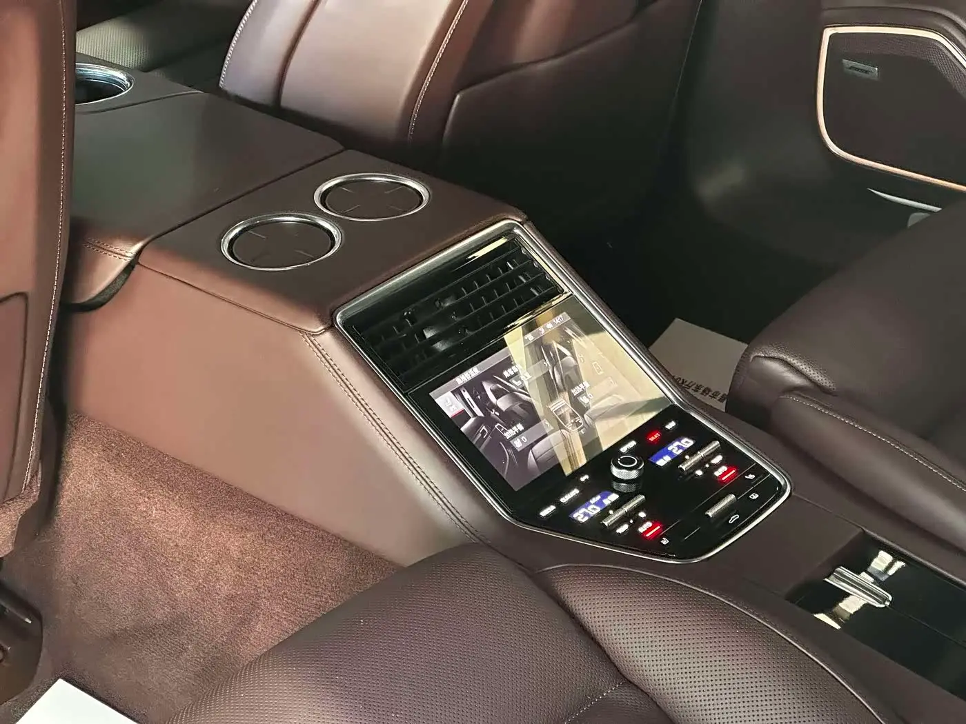 Porsche Panamera 2022 — ფოტო 18/20