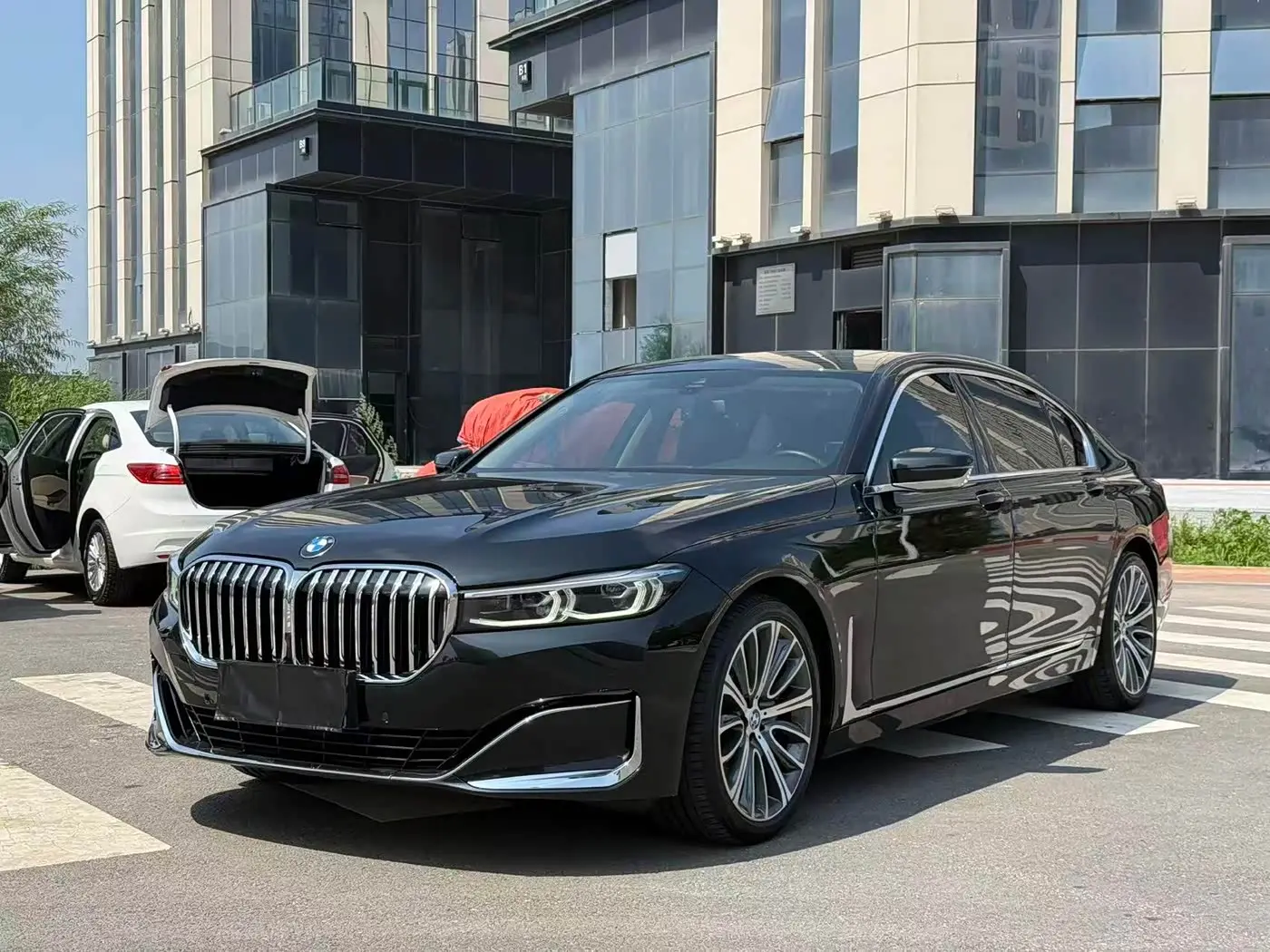 BMW 7 Series 2021 — Photo 1/11