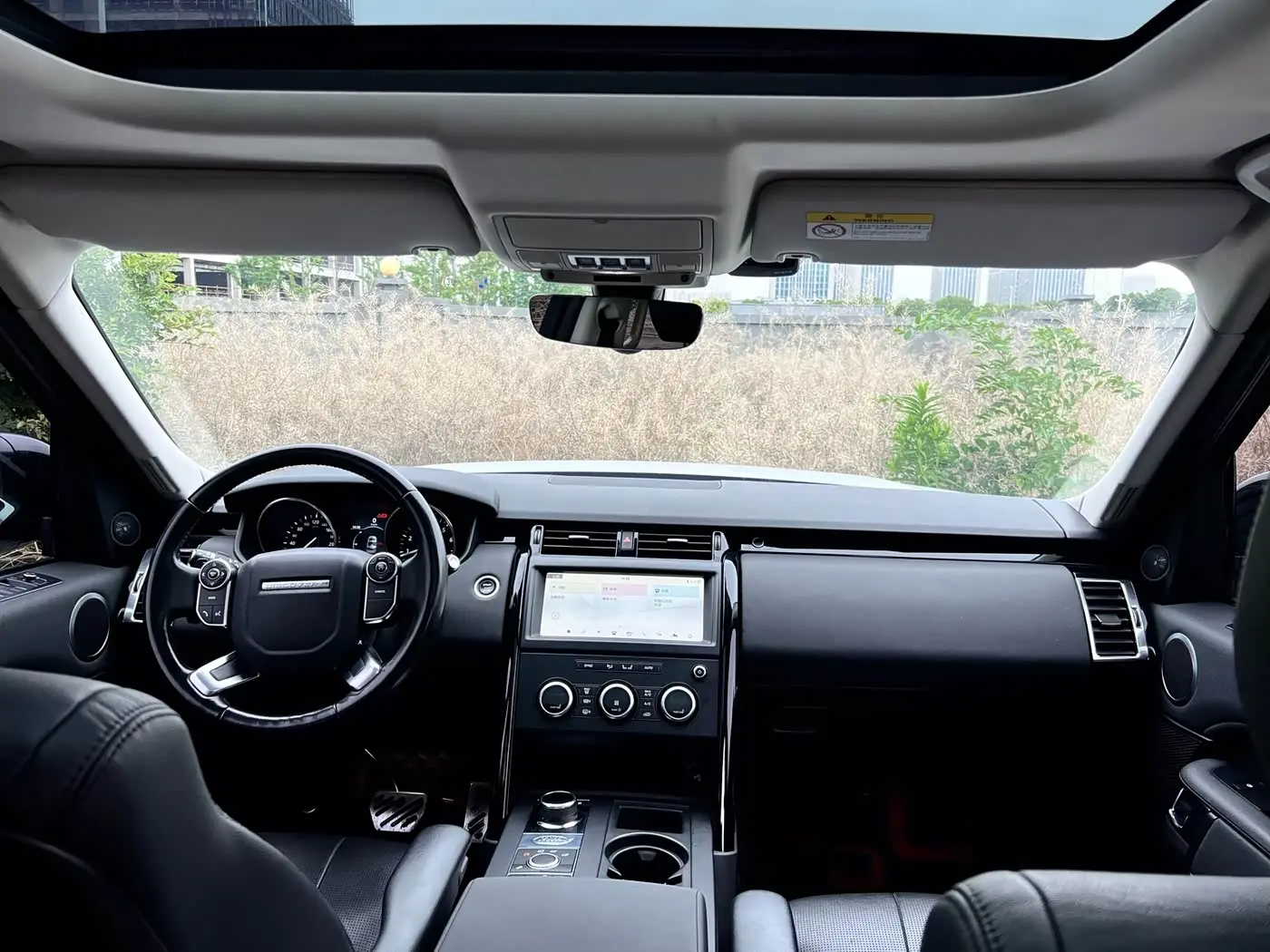 Land Rover Discovery 2019 — Photo 9/18