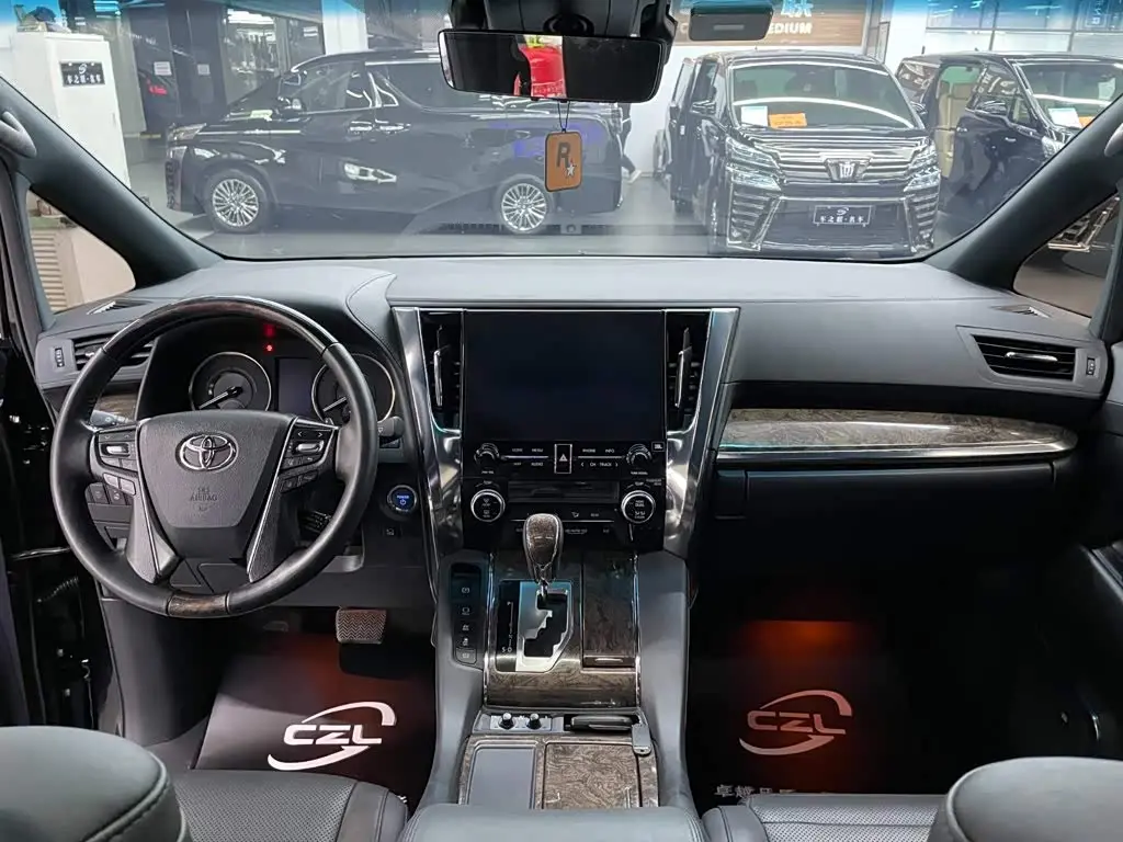 Toyota Vellfire 2022 — Photo 7/16