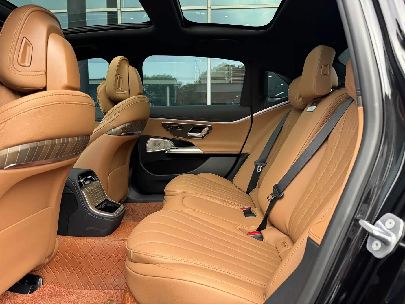 Mercedes-Benz E-Class 2026 — Фото 16/17