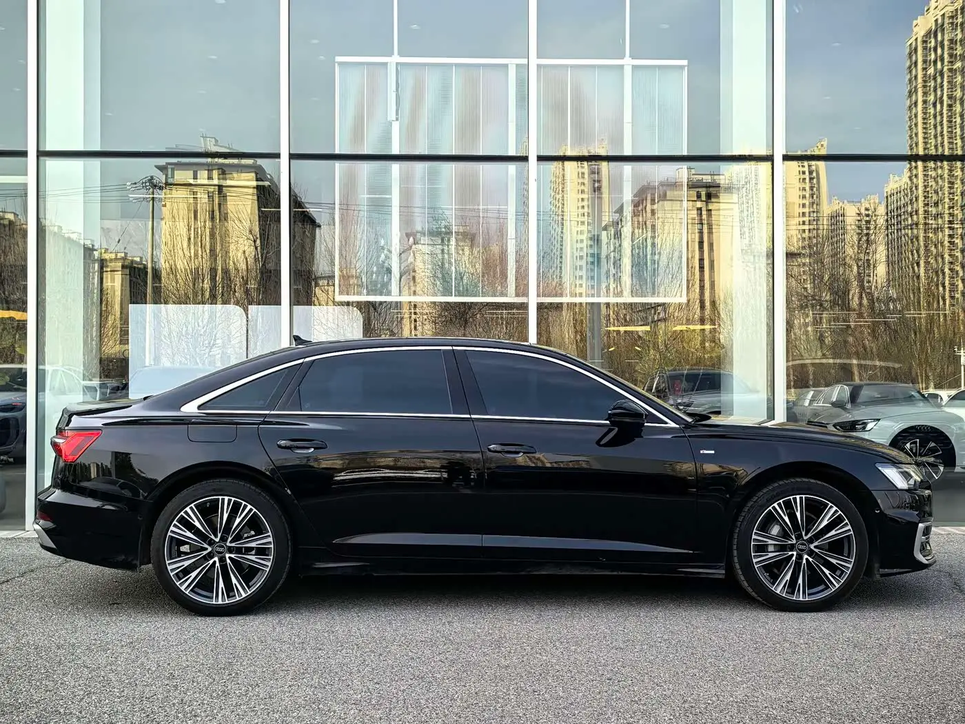 Audi A6L 2025 — Фото 2/16