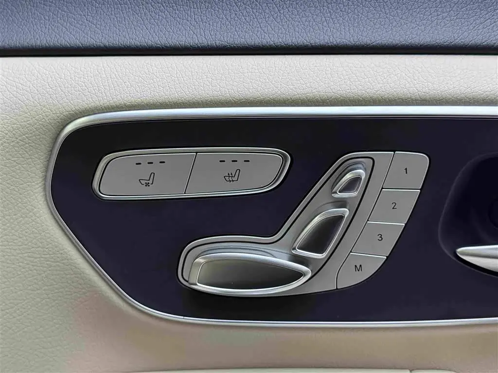 Mercedes-Benz V-Class 2021 — Photo 15/17