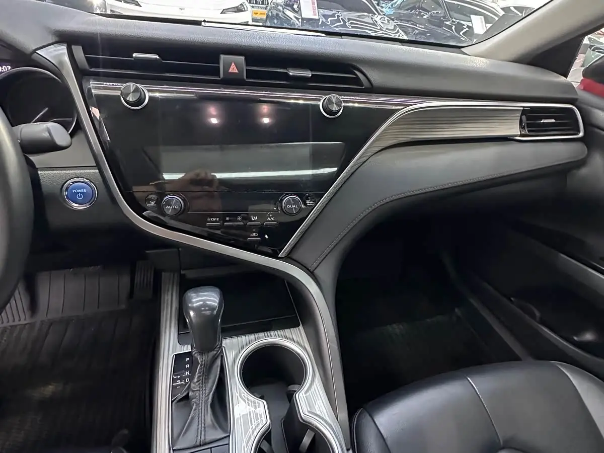 Toyota Camry 2020 — Photo 8/14