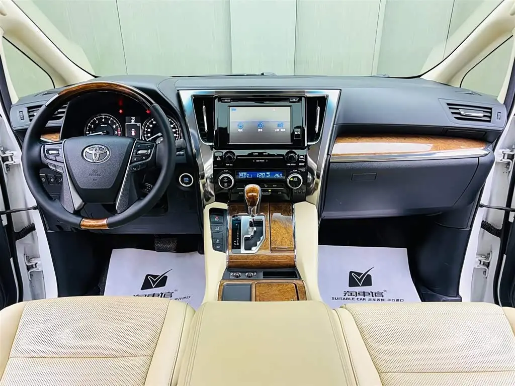Toyota Alphard 2017 — Photo 9/17