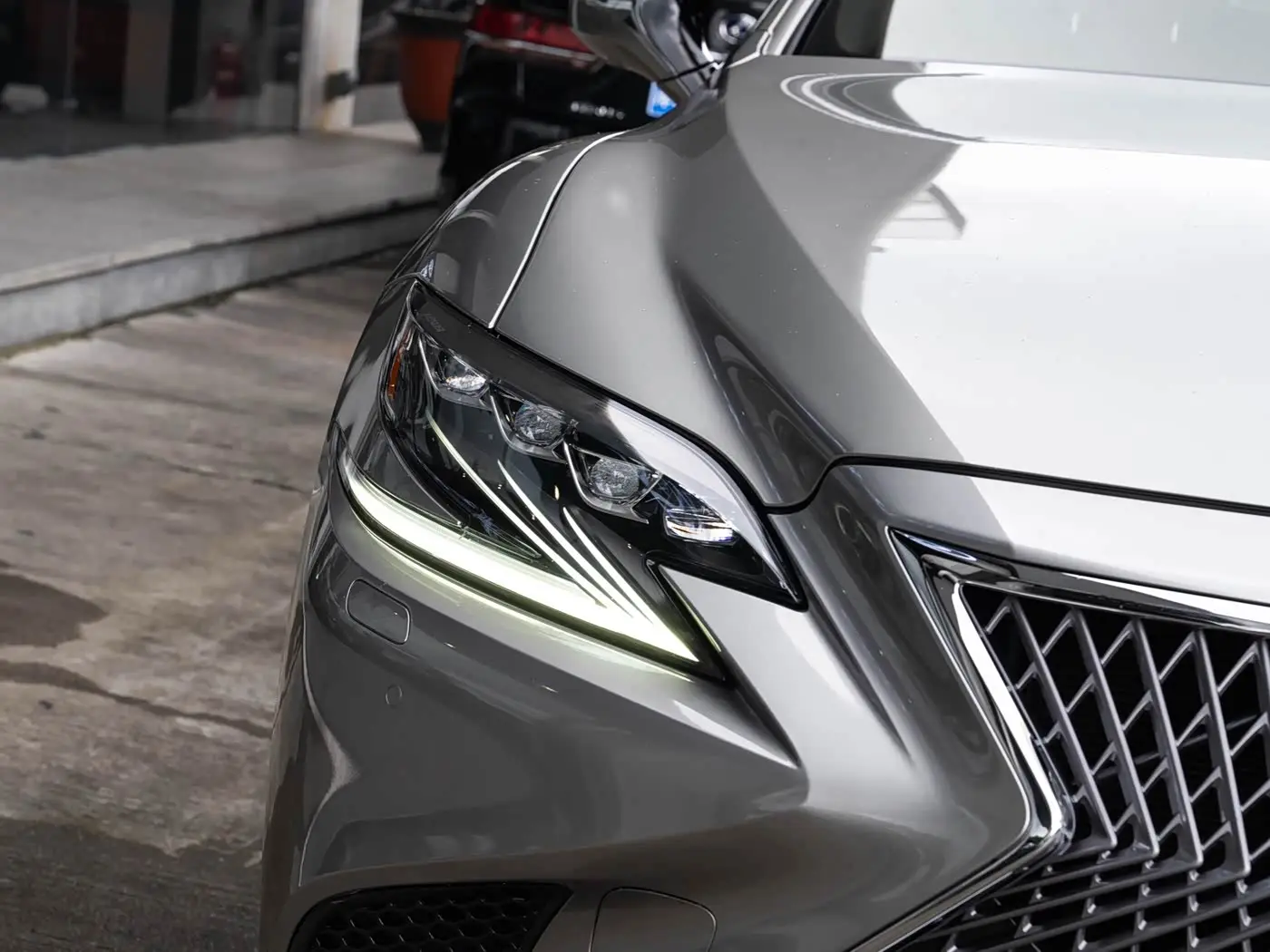 Lexus LS 2018 — Photo 6/20
