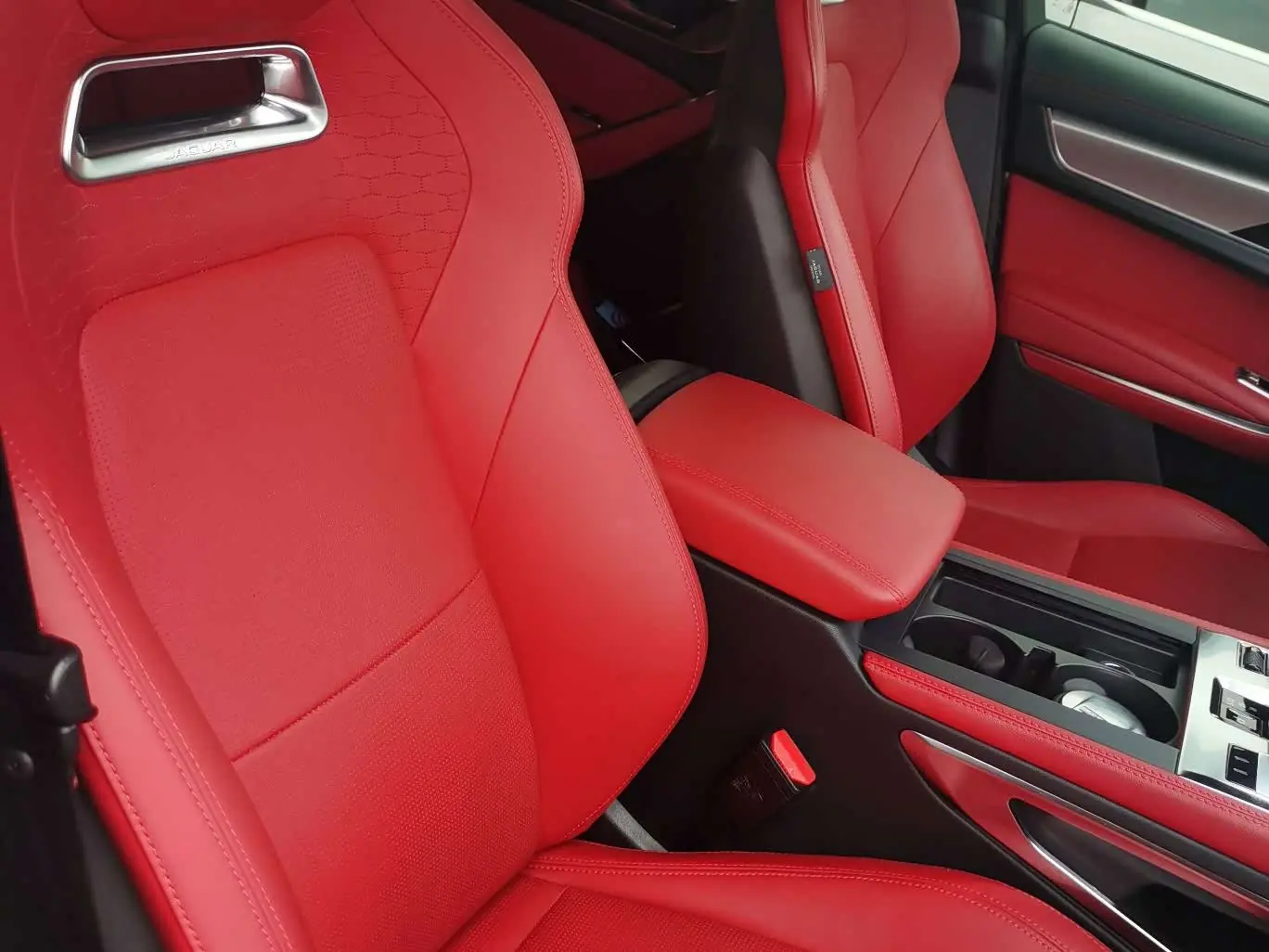Jaguar F-PACE 2024 — Photo 18/20