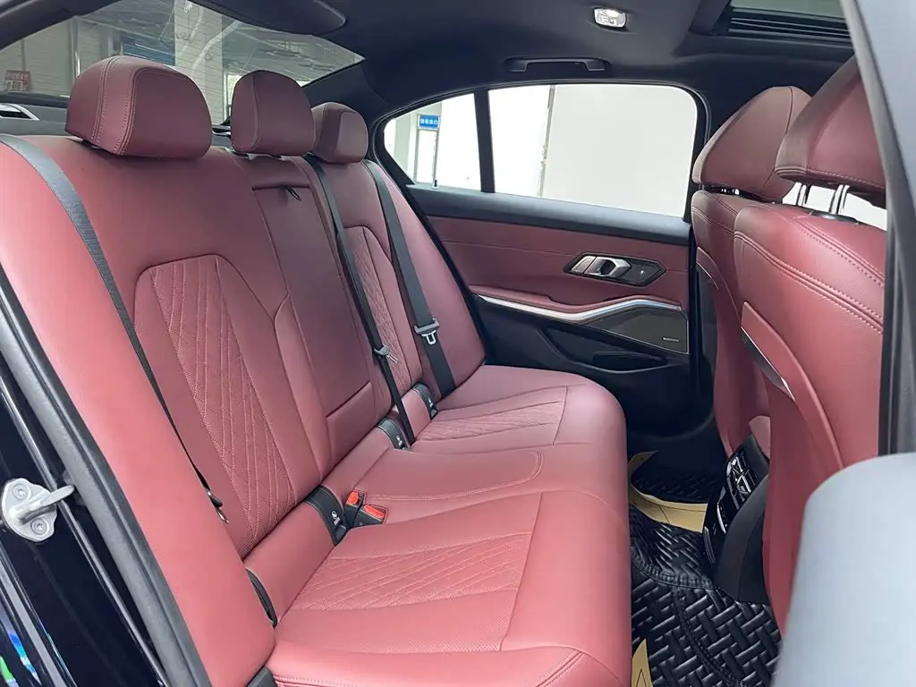 BMW 3 Series 2025 — Photo 15/20