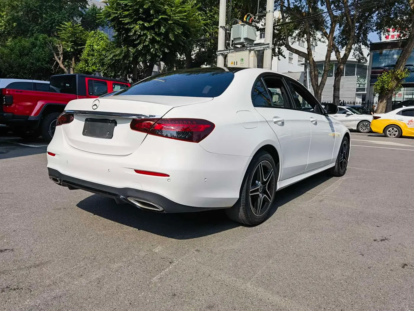 Mercedes-Benz E-Class 2022 — Photo 6/18