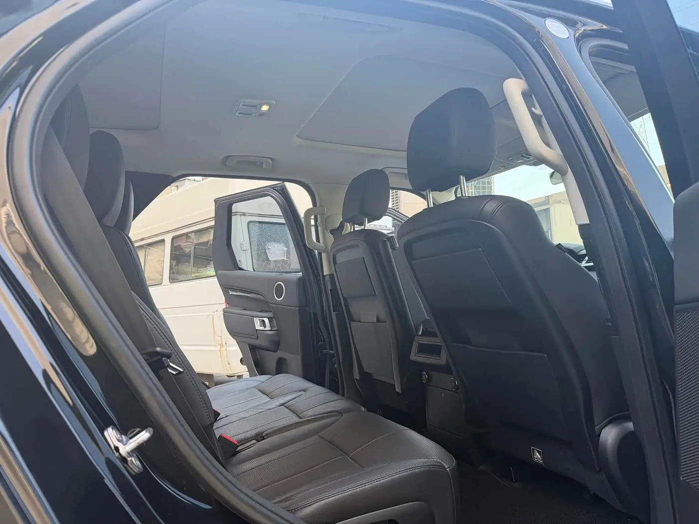 Land Rover Discovery 2018 — Photo 10/18