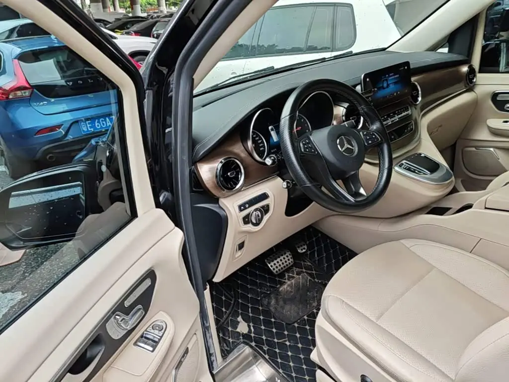 Mercedes-Benz V-Class 2021 — Photo 16/20