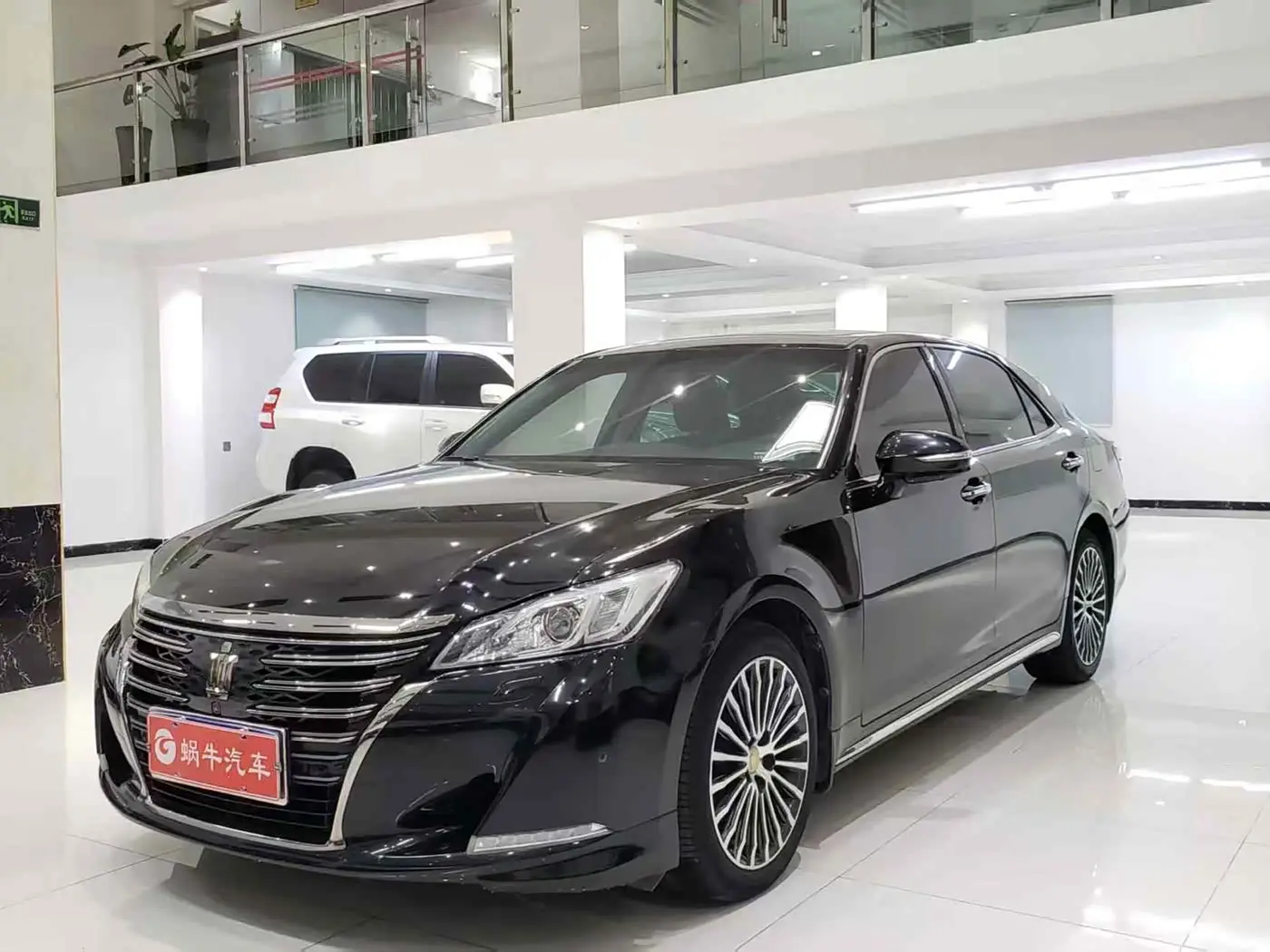 Toyota Crown 2019 — Фото 1/13