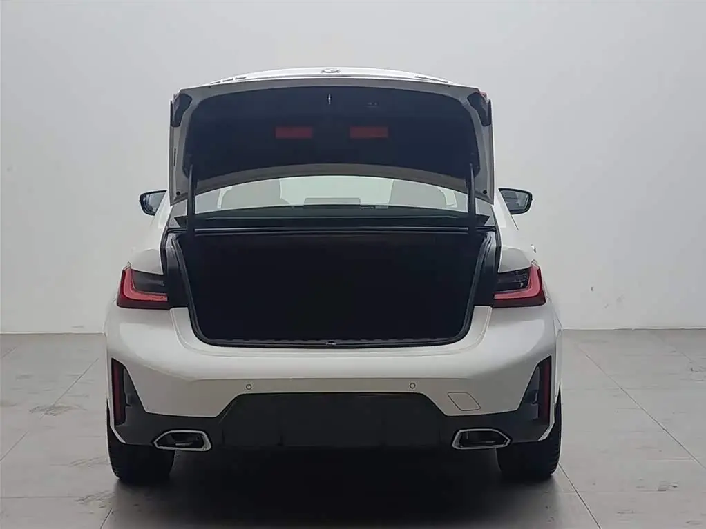 BMW 3 Series 2025 — Photo 6/18