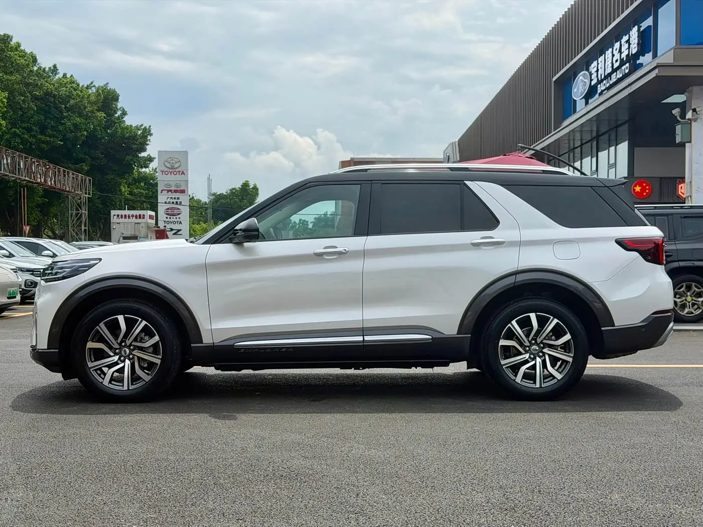 Ford Explorer 2023 — Фото 6/20