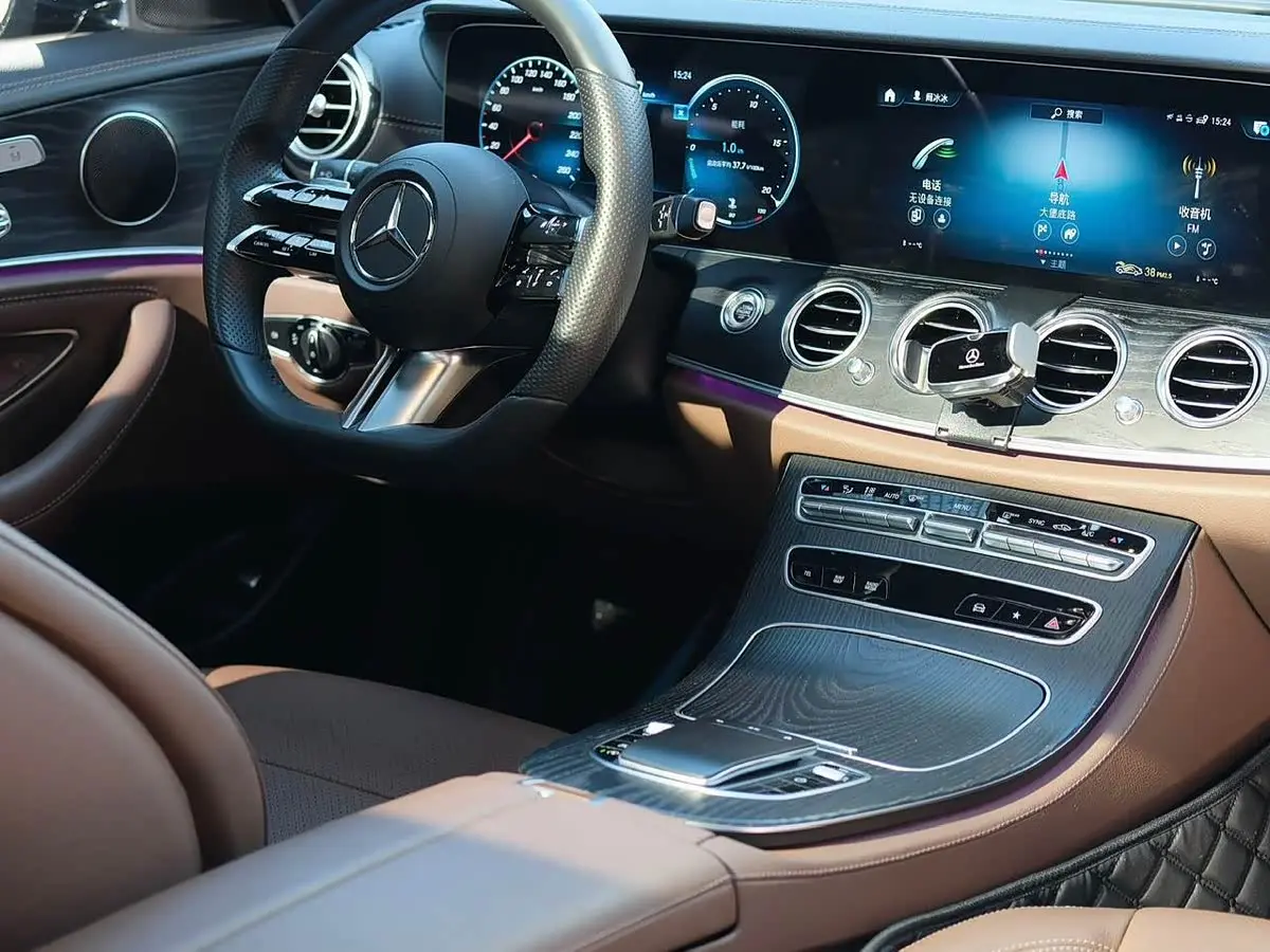 Mercedes-Benz E-Class 2021 — Photo 6/17