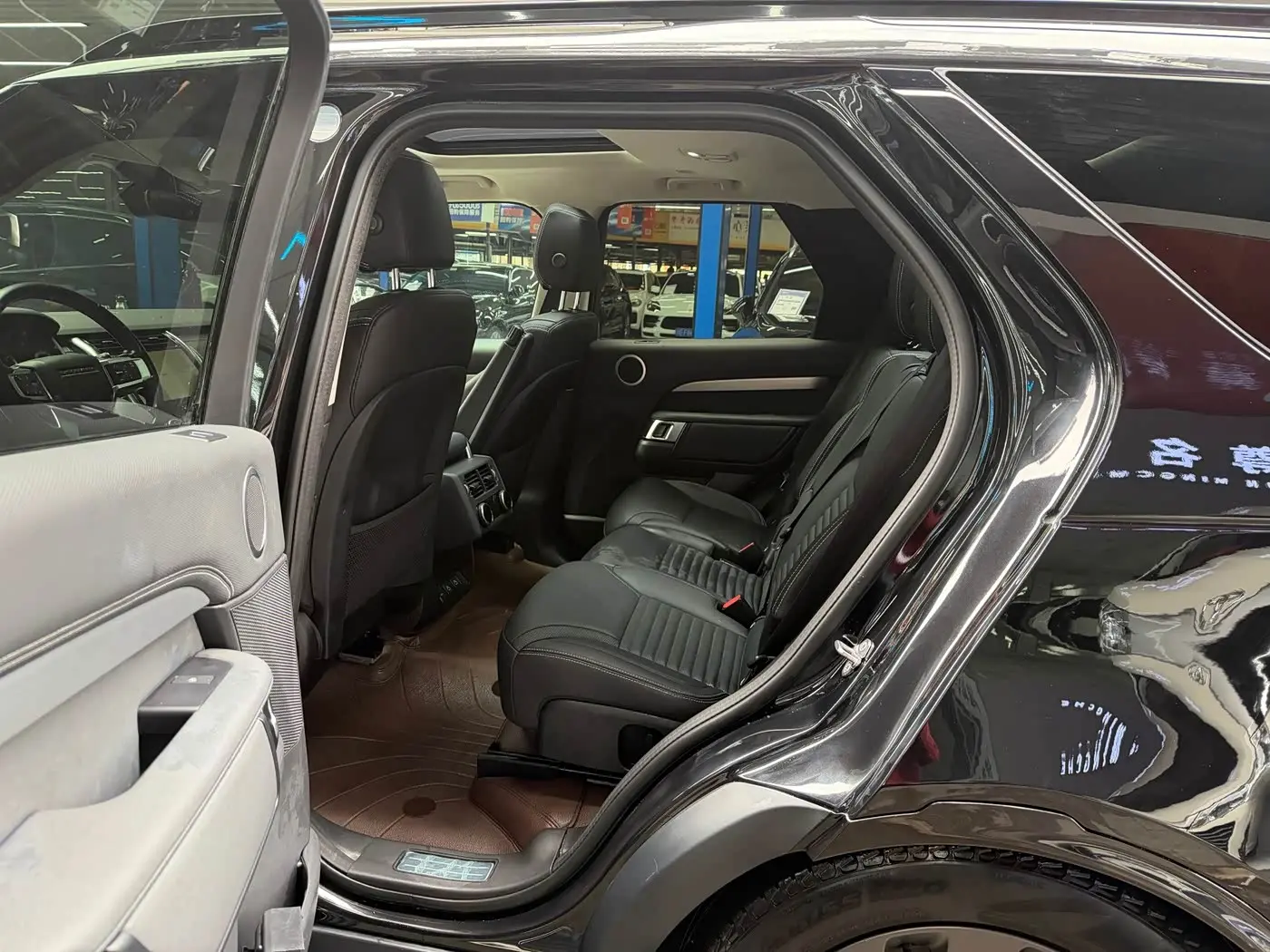 Land Rover Discovery 2023 — Photo 8/20