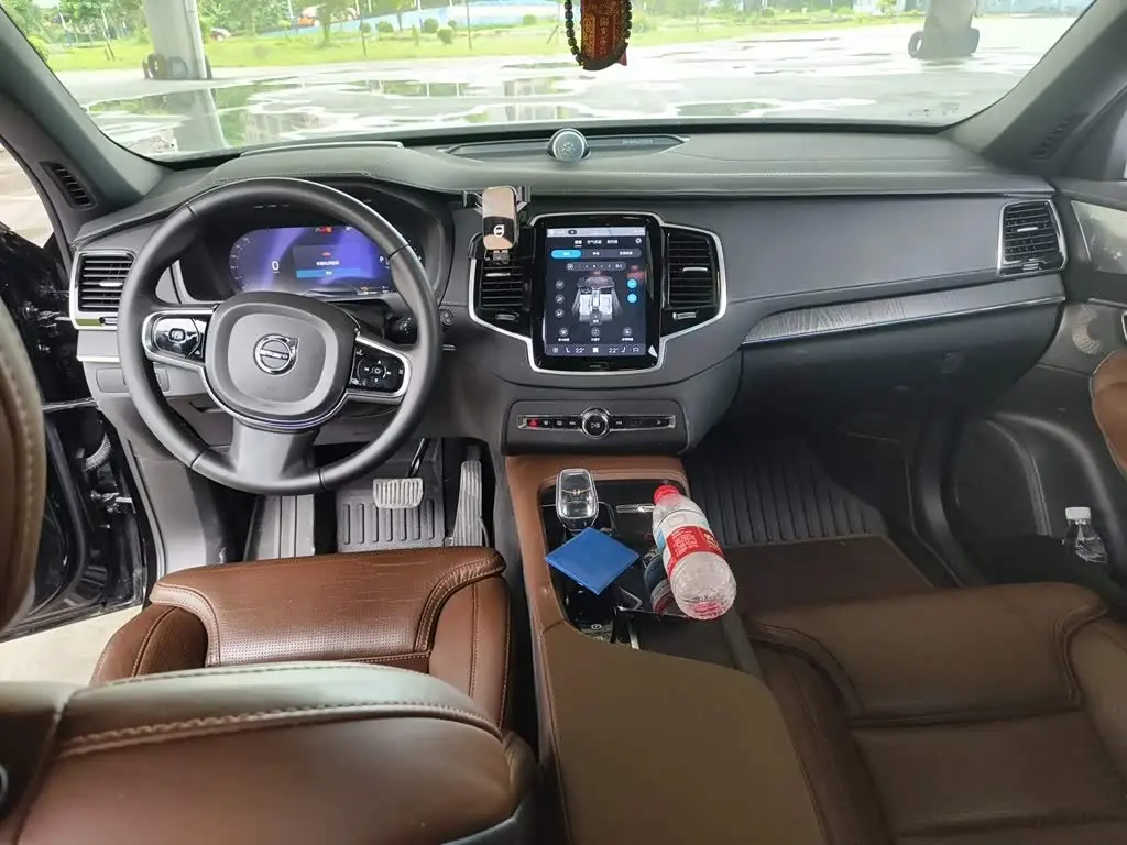 Volvo XC90 Plug-in Hybrid 2024 — Photo 10/20